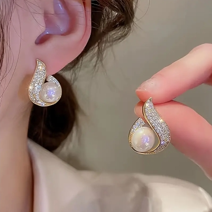 Boucles d'oreilles uniques en forme de goutte d'eau en alliage de zinc Fausses perles incrustées Vintage Style élégant pour les femmes Boucles d'oreilles de rencontre