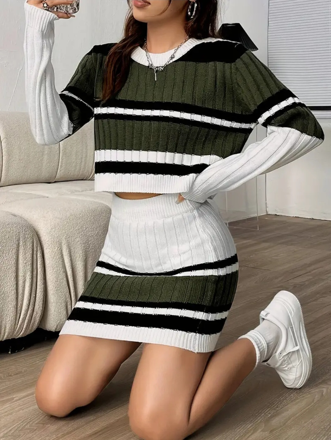 Ensemble jupe courte en tricot à col ras du cou colorblock en deux pièces, tenue élégante avec pull à manches longues à col ras du cou et jupe moulante, vêtements pour femmes