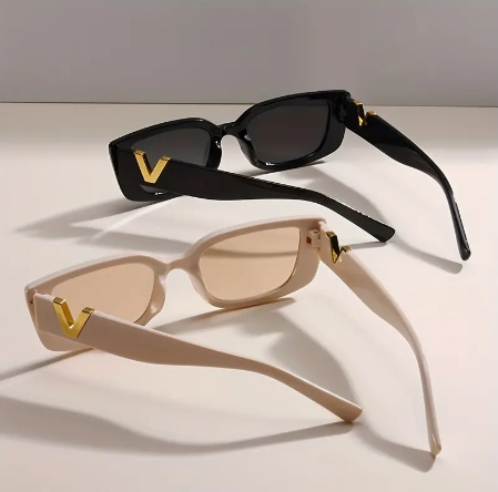 Lunettes de mode pour femmes avec yeux de chat et détails en V - monture en plastique, verres en PC miroités, lunettes décoratives pour l'escalade et la conduite