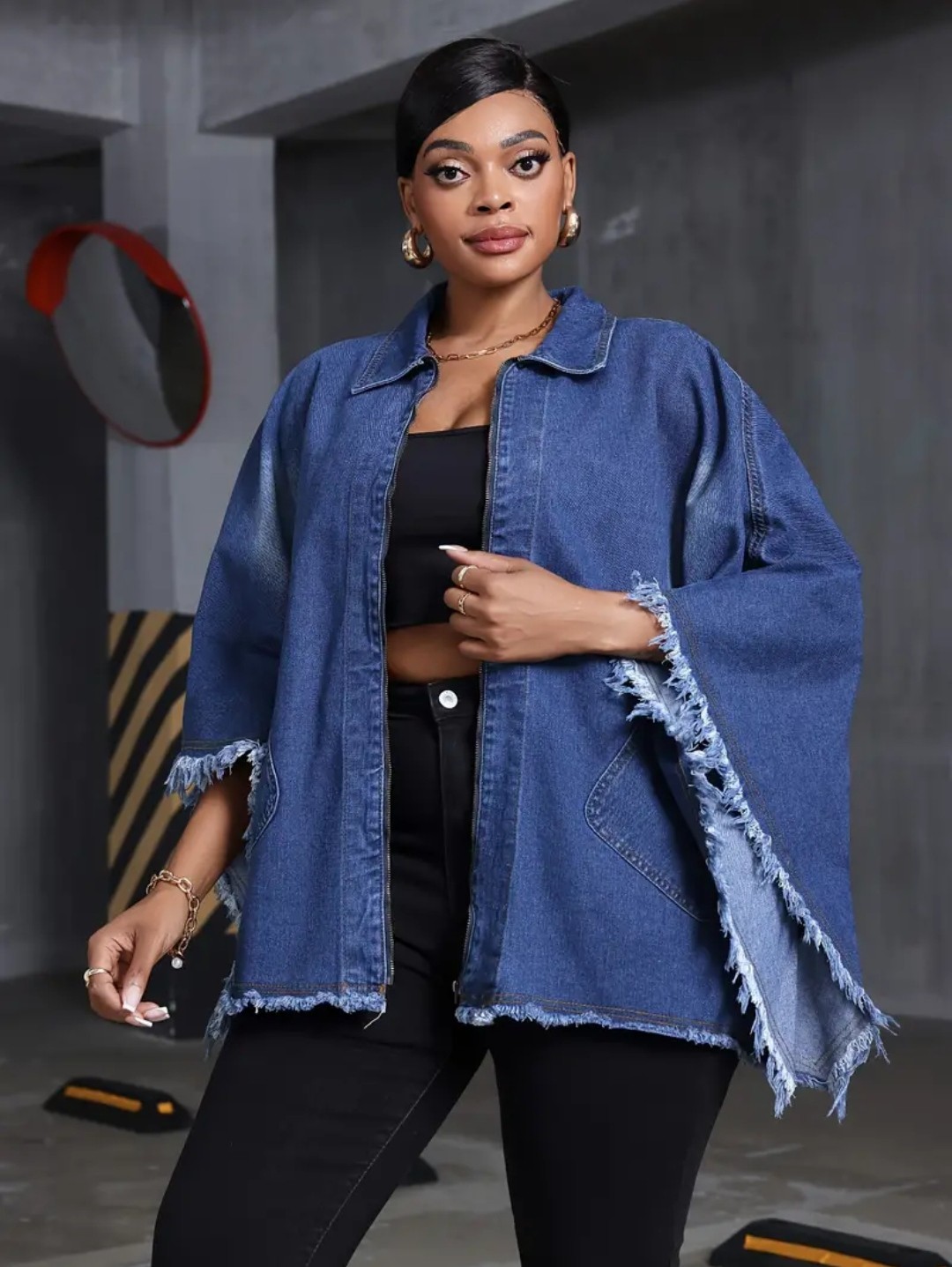 Manteau en denim bleu délavé à manches chauve-souris coupe ample à bordure brute grande taille, style élégant, jeans et vêtements en denim pour femmes