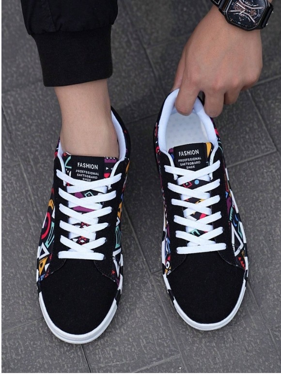 Chaussures de course pour hommes, adaptées aux chaussures de sport en toile à motif géométrique à nouer sur le devant. Chaussures de skateboard imprimées graffiti, à la mode pour les deux amoureux.